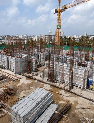 Retaining wall shuttering on reinforced concrete site