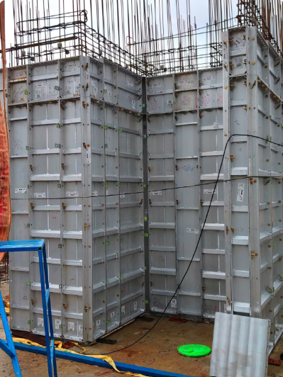 Corner retaining wall formwork arrangement